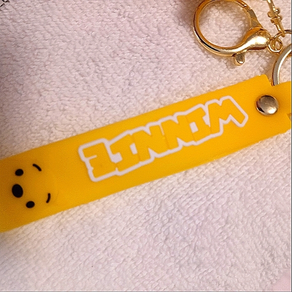Pooh Keychain Sitting Wristlet Design Silicone Clip On New - Picture 2 of 4